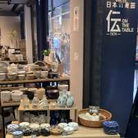일본 교토 니시키 시장 안에 있는 그릇가게 伝(DEN) ON THE TABLE