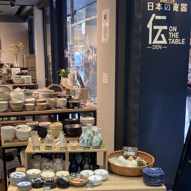 일본 교토 니시키 시장 안에 있는 그릇가게 伝(DEN) ON THE TABLE