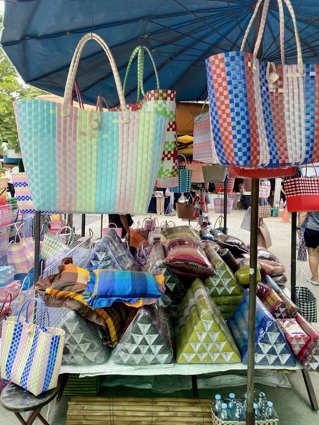 ตลาดน้ำคลองลัดมะยม ตลาดที่ของกินหลากหลาย