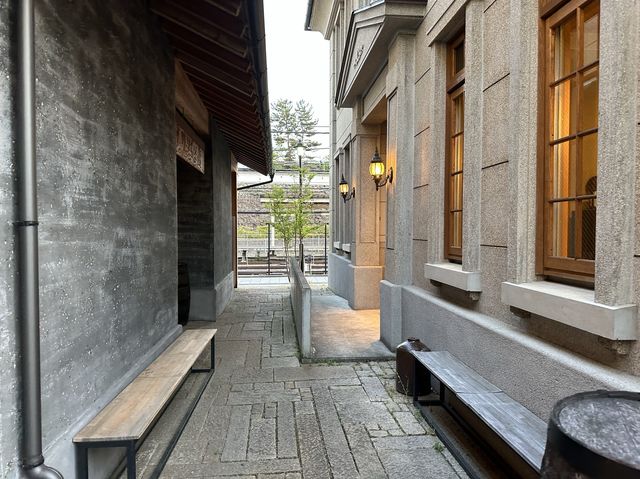 山梨・甲府。甲府駅前のレトロな雰囲気のモール『甲府夢小路』と『時の鐘』奥には『小さな蔵の美術館』あります。