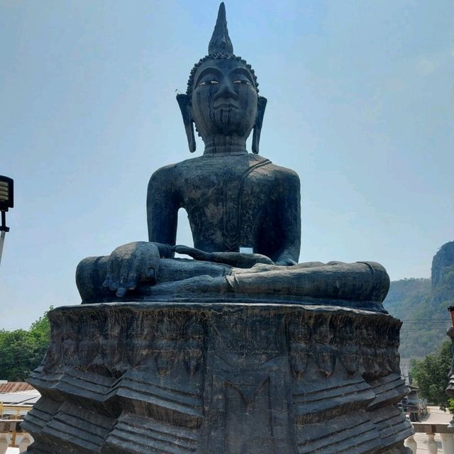 สักการะพระพุทธรูปหิน ที่วัดถ้ำกระบอก