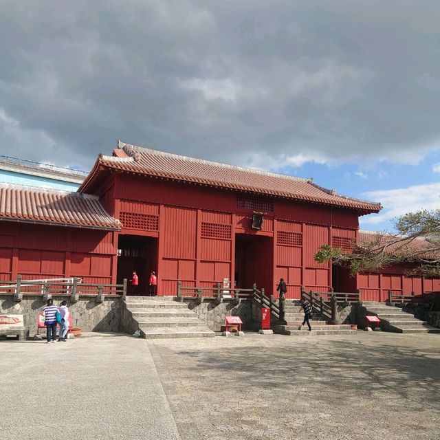 沖縄最大の観光名所の一つ「首里城」
