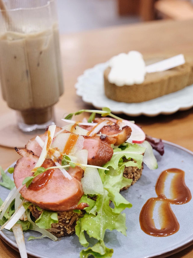 【深水埗】全新淨白cafe✨  大玩fushion 特色菜 抹茶焙茶堅出色☕️