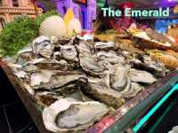 บุฟเฟต์มื้อเย็นสุดอลังที่โรงแรม The Emerald