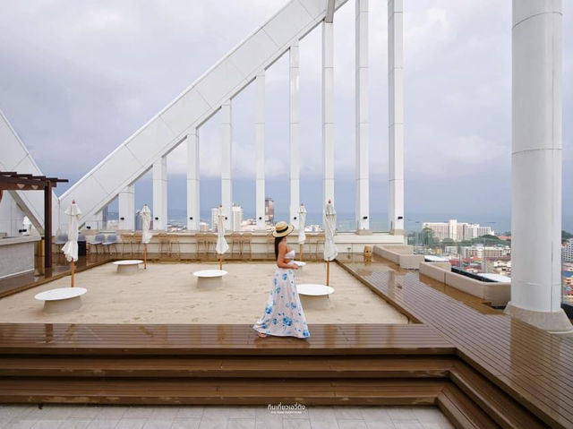 พามานอนโรงแรมใน พัทยา Rooftop สุดปังถ่ายรูปสวย