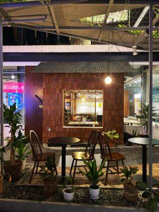 Bersujudlah kepada kedai kopi ini