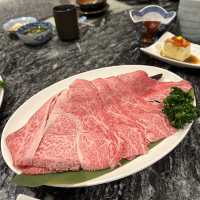 「二本松涮涮屋 本館」食材新鮮，服務親切