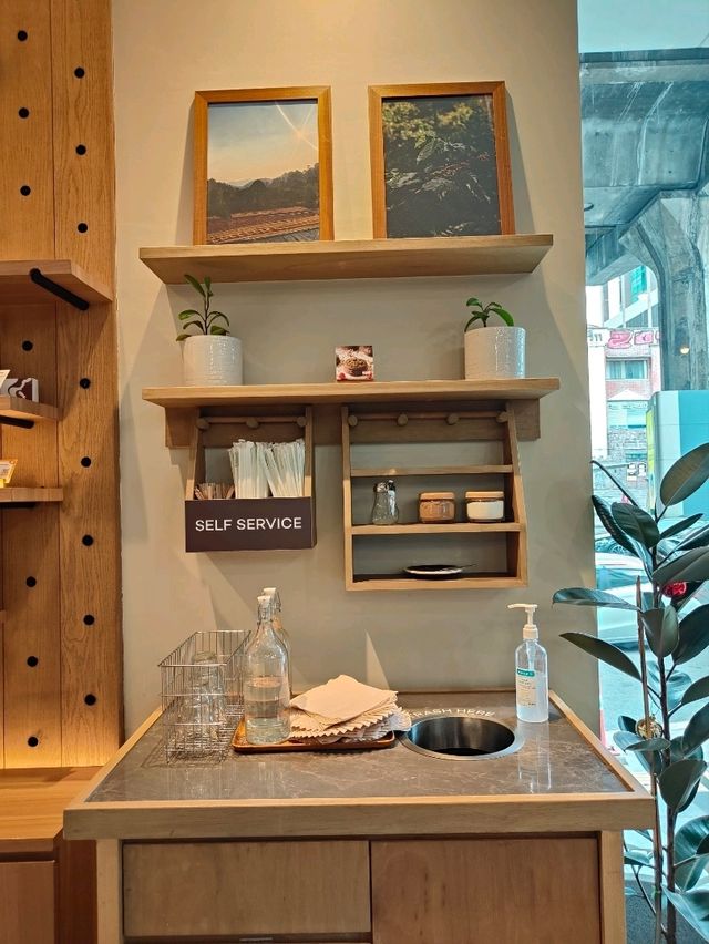 Roots Café คาเฟ่เปิดใหม่สไตล์โฮมมี่ ย่านราชเทวี