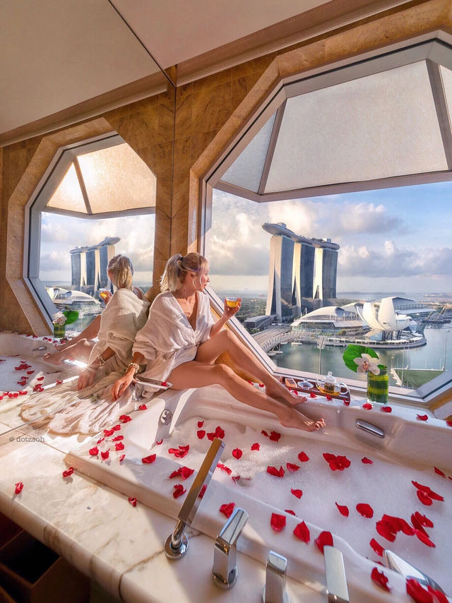 The best hotel bathtub view in Singapore 🛁🇸🇬