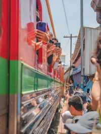 【タイ🇹🇭】電車スレスレでスリル満点！線路の上のマーケット！