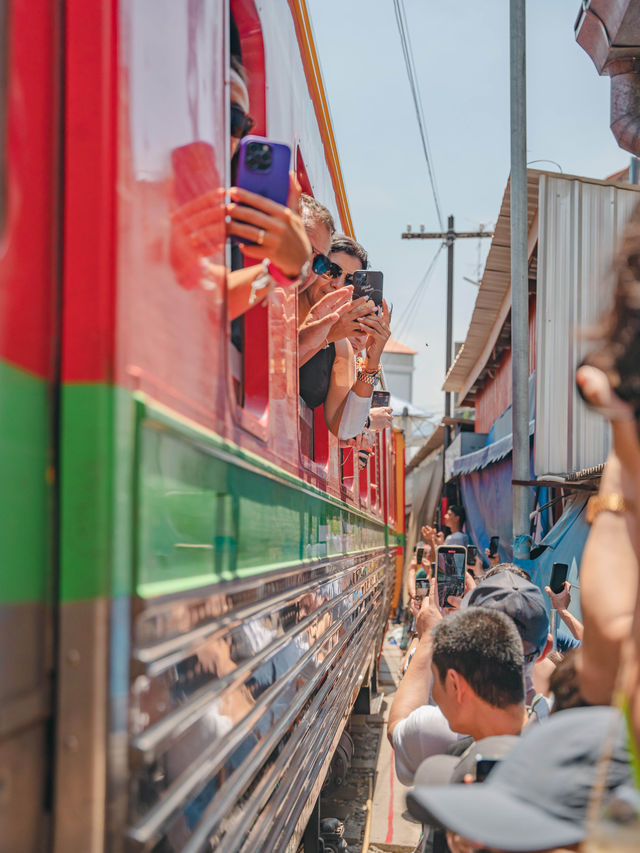 【タイ🇹🇭】電車スレスレでスリル満点！線路の上のマーケット！