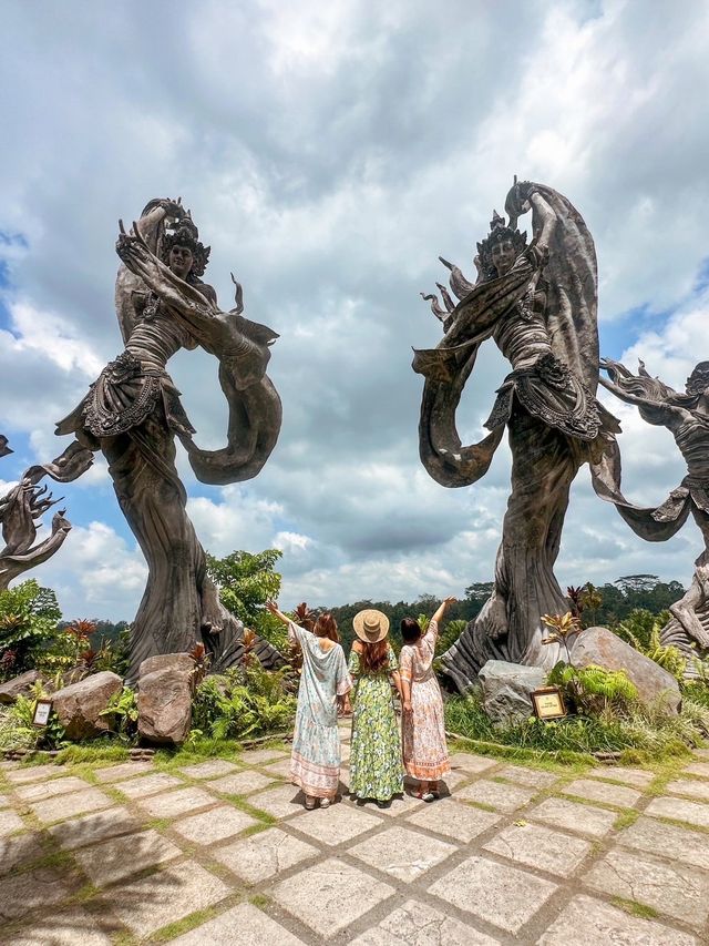 【バリ島】ウブドにある巨大な彫刻の天女がいるレストラン