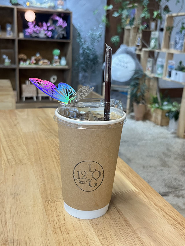 광안리 골목에 위치한 감성카페