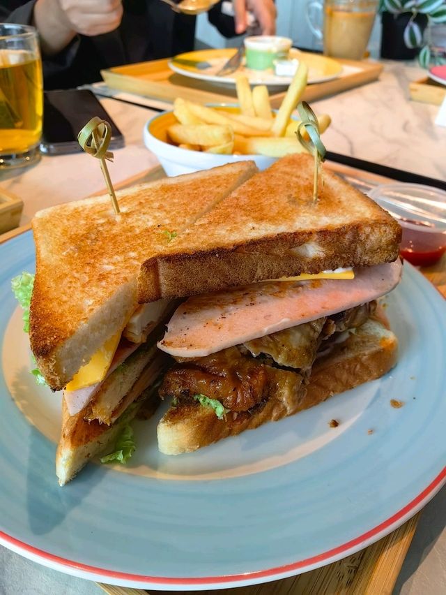 Healthy and Fresh Meals in Flight Club at KLIA1