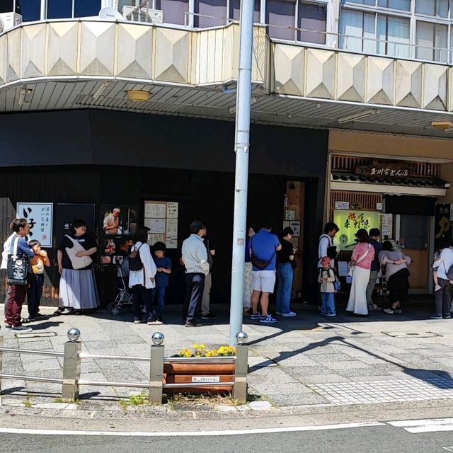 異色のカレーうどんが食べられる街を知っているだろうか？？