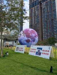 Singles' Market at Lalaport Mall: A Great Spot for Photos and Fun!