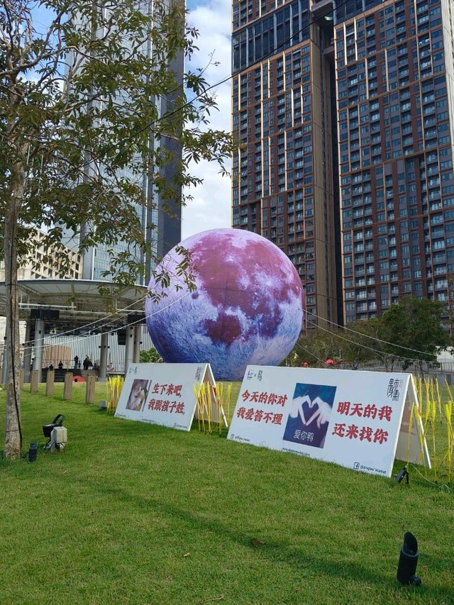 Singles' Market at Lalaport Mall: A Great Spot for Photos and Fun!