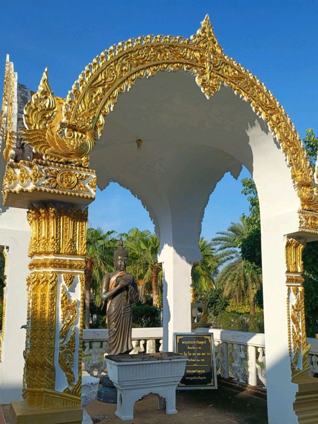 กราบสักการะพระพุธกตัญญู วัดเกริ่นกฐิน