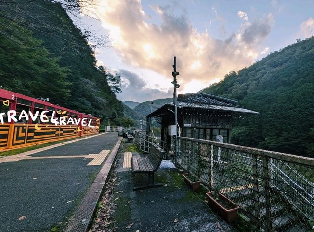 【嵯峨野トロッコ列車で途中下車！保津峡を満喫】