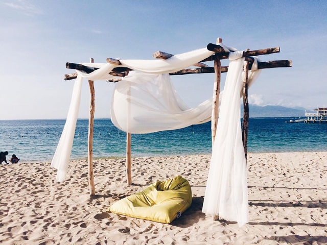 Tropical Bliss at Lakawon Island: Sun, Sand & the TawHai Floating Bar