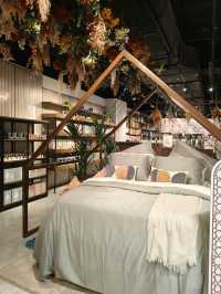 Cozy Shopping Experience at Hooga