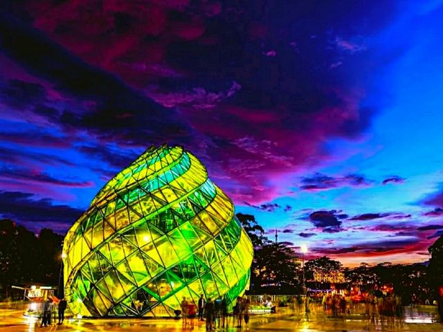 BEAUTIFUL MODERN GLASS BUILDING.