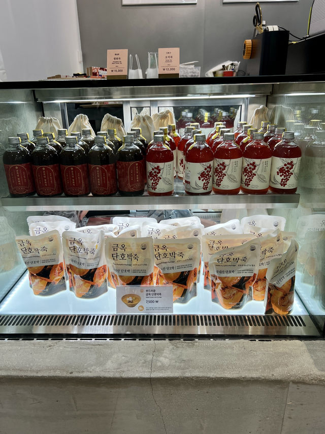 湖巌(ホアム美術館)の庭園にあるカフェ「金玉堂」