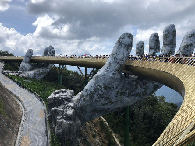 【Ba Na Hills｜バナヒルズ｜ベトナム・ダナン】 山の上に広がる“ヨーロッパ風の街”と、絶景を支える神の手