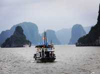 【Ha Long Bay｜ハロン湾｜ベトナム】 エメラルドの海に無数の奇岩が浮かぶ、海の神秘風景