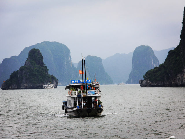 【Ha Long Bay｜ハロン湾｜ベトナム】 エメラルドの海に無数の奇岩が浮かぶ、海の神秘風景