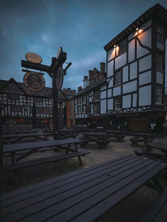 Beautiful square where you can hear the atmosphere of old England