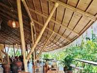Cafe' De La Mon โดดเด่นด้วยการตกแต่งสไตล์มอญ
