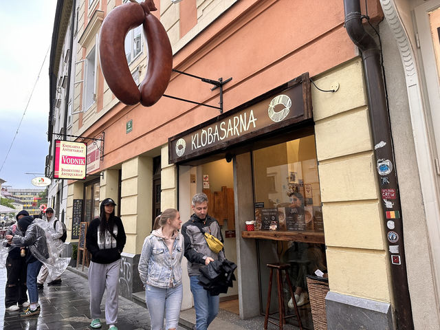 🌍【リュブリャナ名物の軽食店 🇸🇮】KLOBASARNA