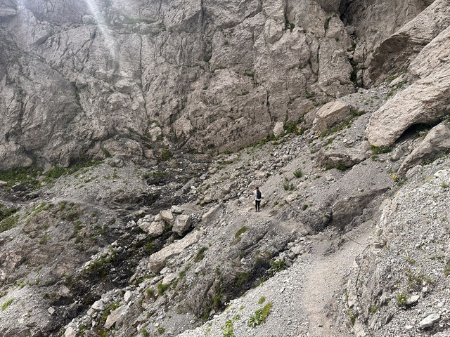 【Valbonë〜Theth ハイキング②｜16kmの絶景トレイルを歩く】 呪われた山を越え、アルバニアの秘境テス村へ