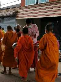ตักบาตรสะพานมอญ จ.กาญจนบุรี
