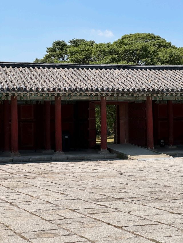 단청 사이로 걷는 여유