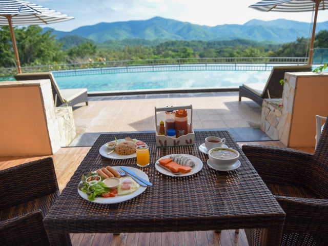 นอนมองภูเขาที่The Location Resort ที่พักสวนผึ้ง