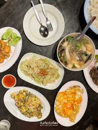ร้านอาหารสไตล์กับข้าวและข้าวต้ม