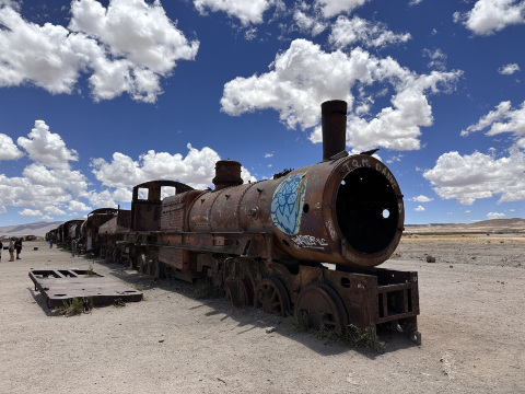 ウユニ 列車の墓場（Train Cemetery）】 錆びついた蒸気機関車が並ぶ