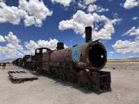 【ウユニ 列車の墓場（Train Cemetery）】  錆びついた蒸気機関車が並ぶ、時間が止まった廃墟のアート空間