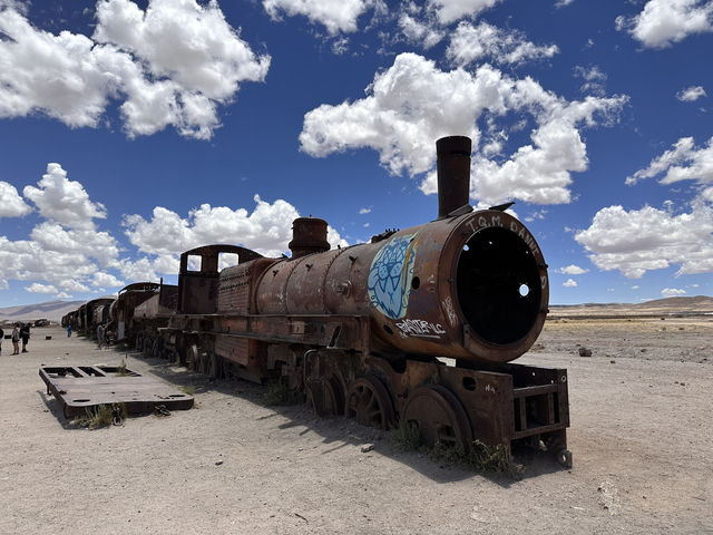 【ウユニ 列車の墓場（Train Cemetery）】  錆びついた蒸気機関車が並ぶ、時間が止まった廃墟のアート空間