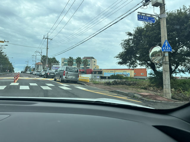 📸少女心爆棚的海岸公路！《彩虹海岸路+紅白馬燈塔》夢幻打卡組合，美到每一步都不想走快！🌈🐎🌊 