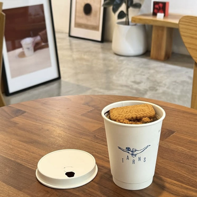 ✨ Tarns Coffee – คาเฟ่เล็กๆ แต่คุณภาพใหญ่ 