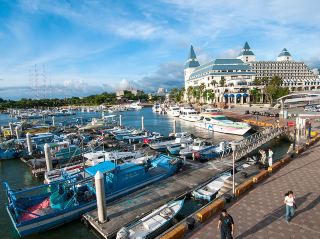 The Most Romantic Coastal Landmark in Tamsui: A Stroll on Fisherman's Wharf and Lover's Bridge