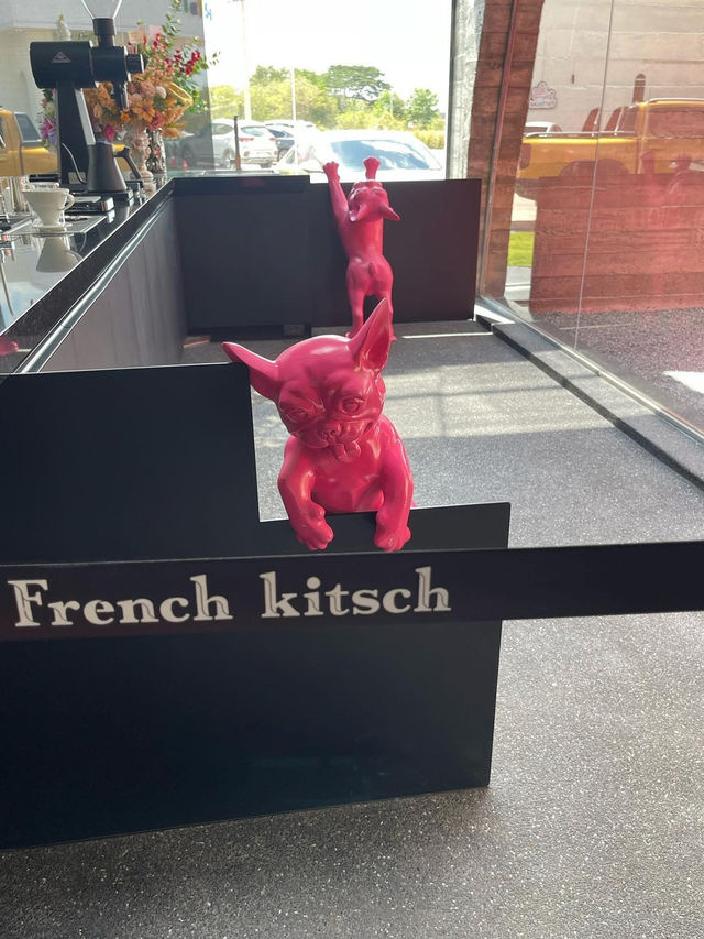 コンクリートのアーチが織りなす“キッチュ”な美しさ✨ クロワッサンのような不規則アーチに包まれて、 ピンクのブルドッグが
