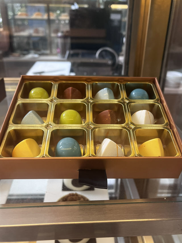 Étoile Bistro: Chic Spot for Coffee, Pastries & Afternoon Indulgence 