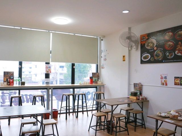 นิยมเส้น ก๋วยเตี๋ยวไก่ตุ๋น & ขนมจีนน้ำยาปักษ์ใต้ ม