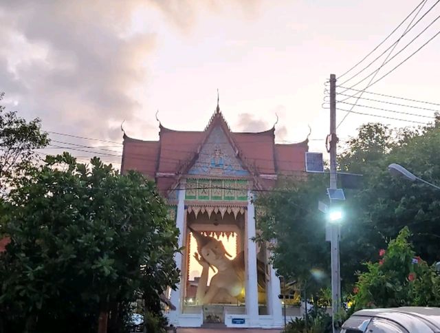 Visit the Majestic Reclining Buddha at Wat Hat Yai Nai