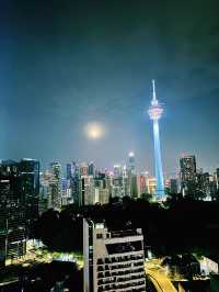 輝く未来都市、クアラルンプールの夜に酔いしれて✨