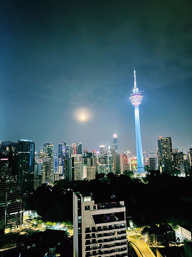 輝く未来都市、クアラルンプールの夜に酔いしれて✨